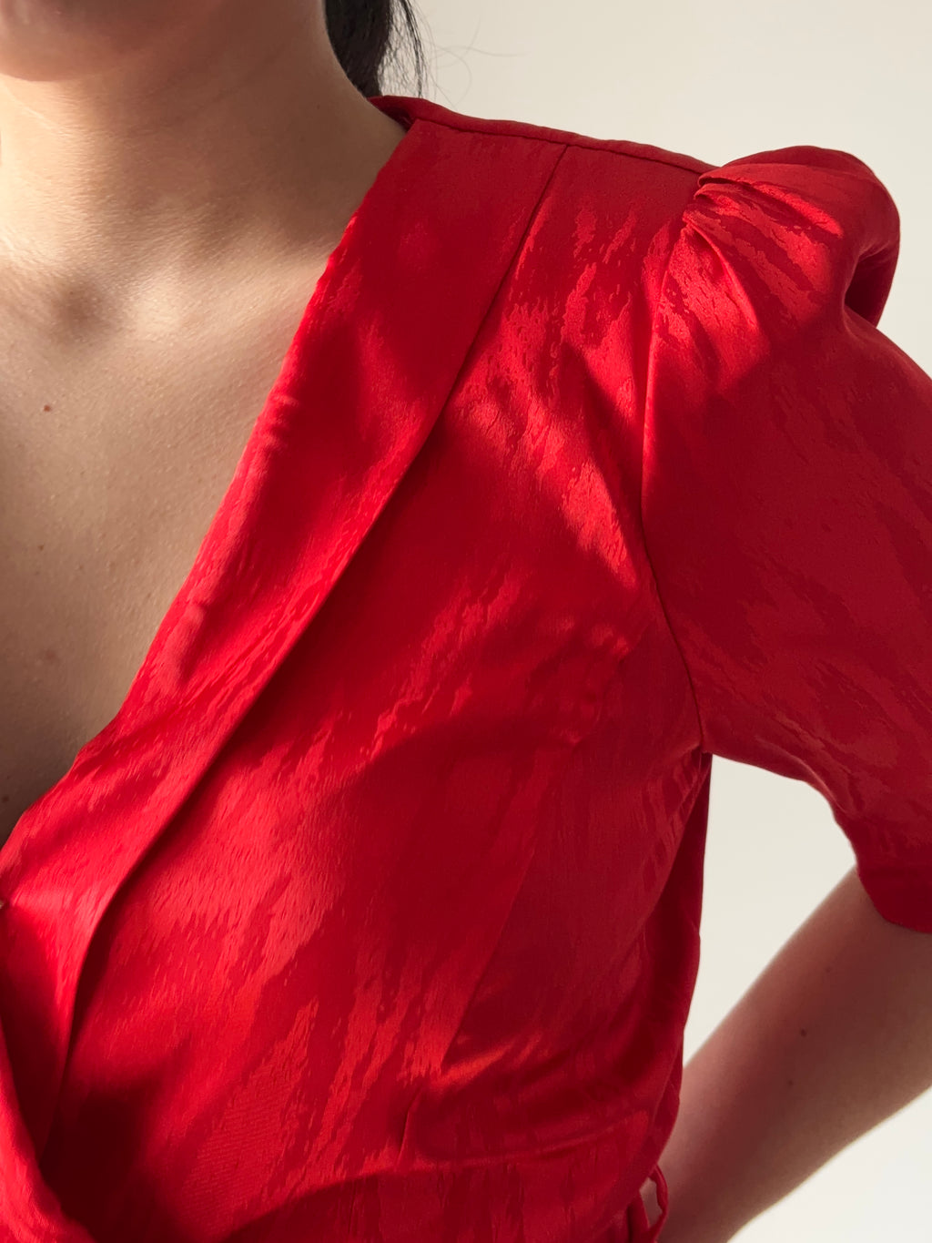 Mono rojo satinado con escote cruzado y lazo