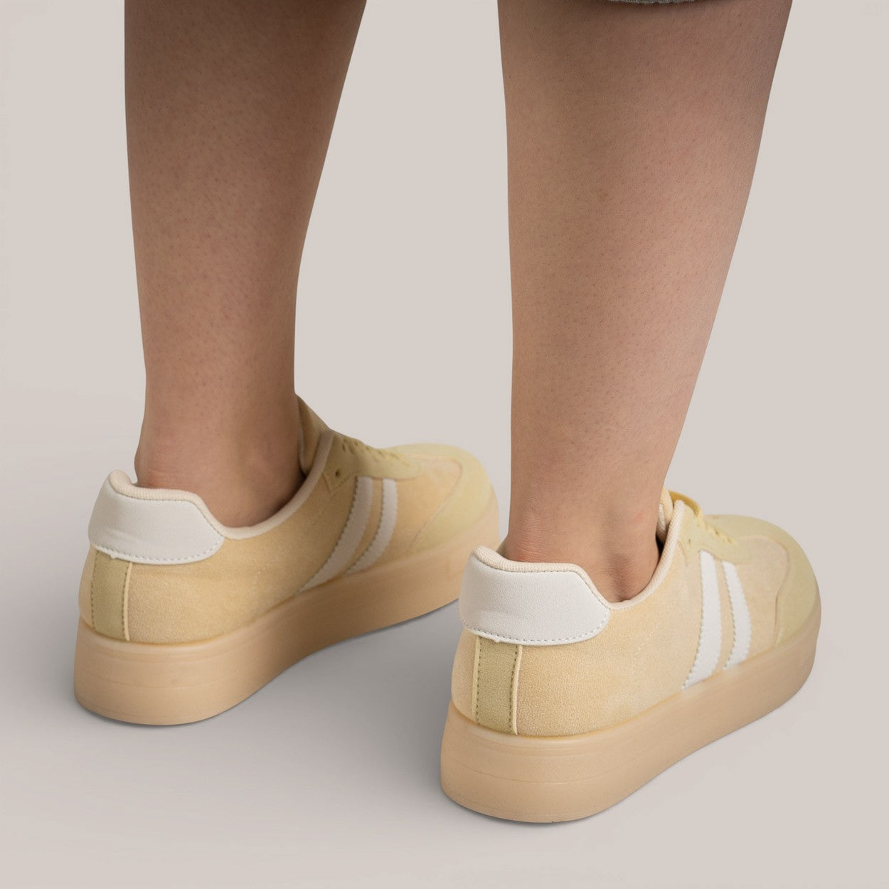 Zapatillas en tono pastel